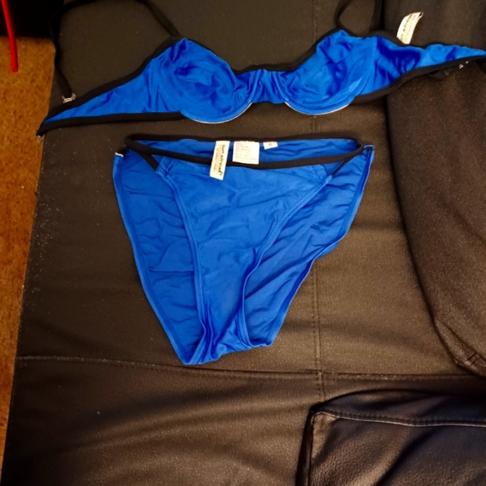 ROYAL BLUE BIKINI WITH UNDERWIRE BRA TOP.SIZE6
